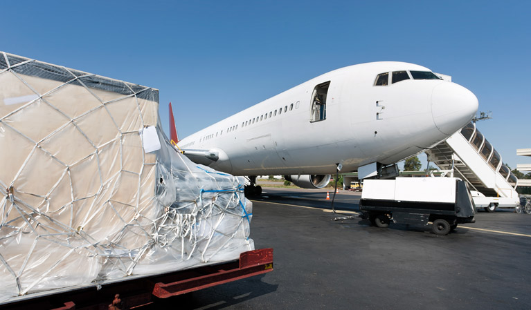 lentorahdin kuljetusta lentokentällä